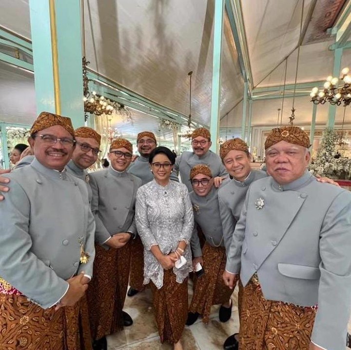 <p>Retno jadi yang paling cantik di antara para pria yang berada di sekelilingnya, Bunda. (Foto: Instagram@retno_marsudi)</p>