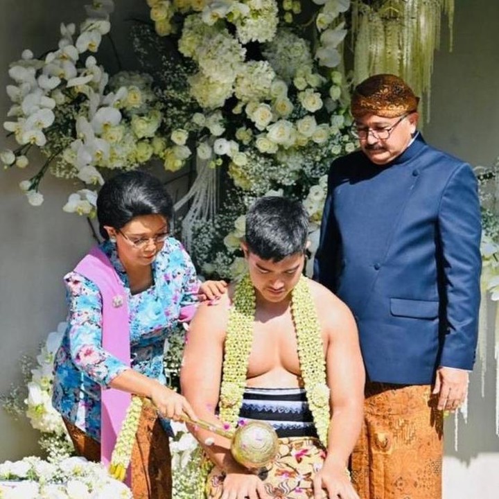 <p>Sebelumnya, Retno bersama sang suami juga hadir dalam prosesi siraman Kaesang. Ia menggunakan kebaya cantik berwarna biru dengan motif bunga-bunga serta dilengkapi selendang berwarna ungu. (Foto: Instagram@retno_marsudi)</p>