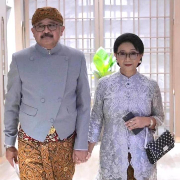 <p>Kompak mengenakan kebaya dan beskap berwarna abu-abu, Retno dan Agus Marsudi tampak sangat serasi dan romantis saat bergandengan tangan, ya, Bunda. (Foto: Instagram@retno_marsudi)</p>