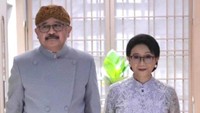 <p>Kompak mengenakan kebaya dan beskap berwarna abu-abu, Retno dan Agus Marsudi tampak sangat serasi dan romantis saat bergandengan tangan, ya, Bunda. (Foto: Instagram@retno_marsudi)</p>