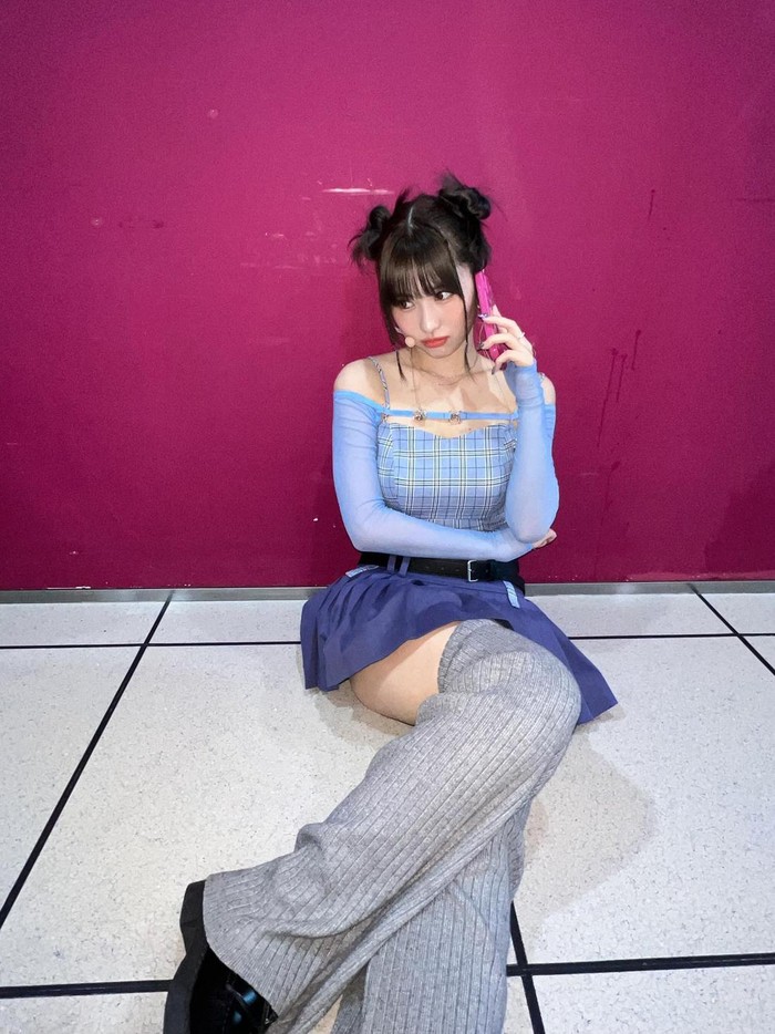 Selain Jennie dan Wonyoung, idol lain yang tampil menggemaskan dengan leg warmers yaitu Momo TWICE. Meski warnanya tak senada, tapi penampilan Momo dengan penghangat kakinya disukai oleh penggemar./ Foto: instagram.com/momo