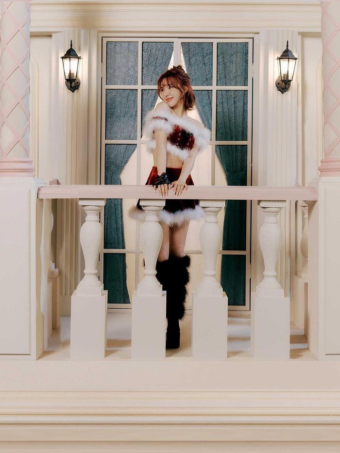 Selain Joy, Wendy Red Velvet juga menggunakan kaos kaki penghangat untuk mempromosikan lagu baru grupnya, Birthday. Wendy juga menggunakan item fashion ini untuk foto 2022 Winter SMTOWN : SMCU PALACE./ Foto: instagram.com/aespa_official