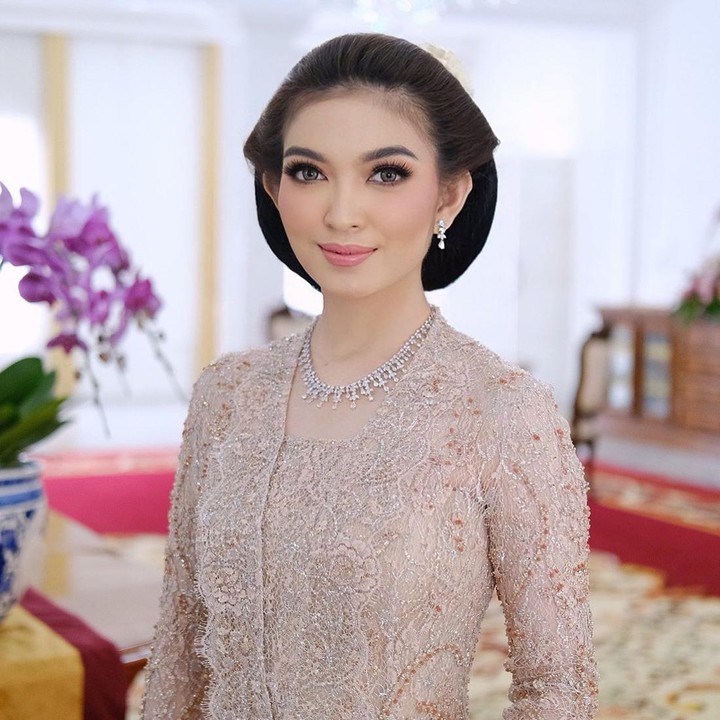 <p>Selain outfit, riasan Selvi Ananda di setiap acara juga sangat bagus, Bunda. Make up-nya yang selalu menyesuaikan dengan nuansa dan tema busana yang dikenakan membuat ia semakin disanjung, nih. (Foto: Instagram @rama_jee)<br /><br /><br /></p>