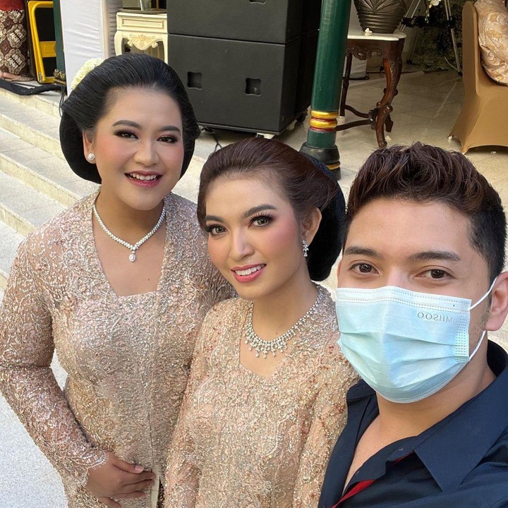 <p>Bukan tanpa alasan, ini karena ia tampil begitu anggun dalam balutan kebaya berbeda di setiap acara. Menantu pertama Presiden Jokowi ini juga menggunakan sanggul khas Jawa untuk melengkapi setiap penampilannya tersebut. (Foto: Instagram @rama_jee)<br /><br /><br /></p>