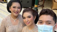 <p>Bukan tanpa alasan, ini karena ia tampil begitu anggun dalam balutan kebaya berbeda di setiap acara. Menantu pertama Presiden Jokowi ini juga menggunakan sanggul khas Jawa untuk melengkapi setiap penampilannya tersebut. (Foto: Instagram @rama_jee)<br /><br /><br /></p>