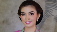 <p>Ya, sejak dalam rangkaian acara pernikahan Kaesang Pangarep dan Erina Gudono, wanita kelahiran 33 tahun silam ini membuat netizen kagum. (Foto: Instagram @rama_jee)<br /><br /></p>