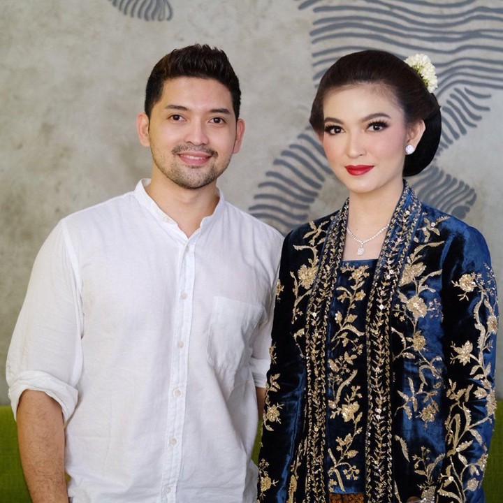 <p>Tentu saja, penampilan Selvi Ananda ini sukses membuat netizen kagum. Alhasil, potret-potretnya yang dibagikan sang MUA pun banjir pujian. "Cantik. Anggun. Elegan," tulis akun @ms*****. (Foto: Instagram @rama_jee)<br /><br /><br /></p>