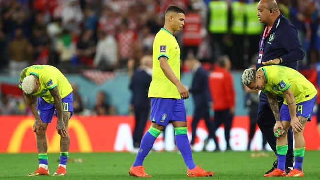 Isabelle Silva menyebut sang suami Thiago Silva sering bengong usai timnas Brasil keok di Piala Dunia 2022.