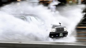 FOTO: Refleksi Kaca Spion di Depan
