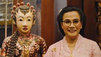 <p>Sri Mulyani tampil berbeda dari biasanya di pernikahan Kaesang Pangarep dan Erina Gudono kemarin (11/12/2022), Bunda. Kali ini, Menteri Keuangan ini tampil anggun dengan kebaya berwarna merah muda. (Foto: Instagram@smindrawati)</p>