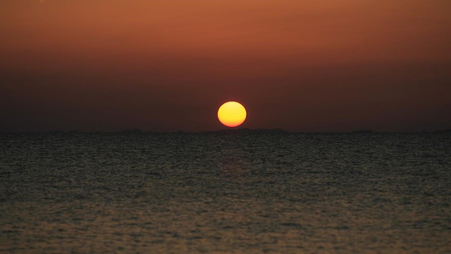 Sunset Terindah Indonesia yang Mungkin Belum Pernah Anda Lihat Lanskap matahari terbenam memiliki pesona tak terbatas. Berikut deretan foto-foto sunset Indonesia yang mungkin belum pernah Anda lihat.