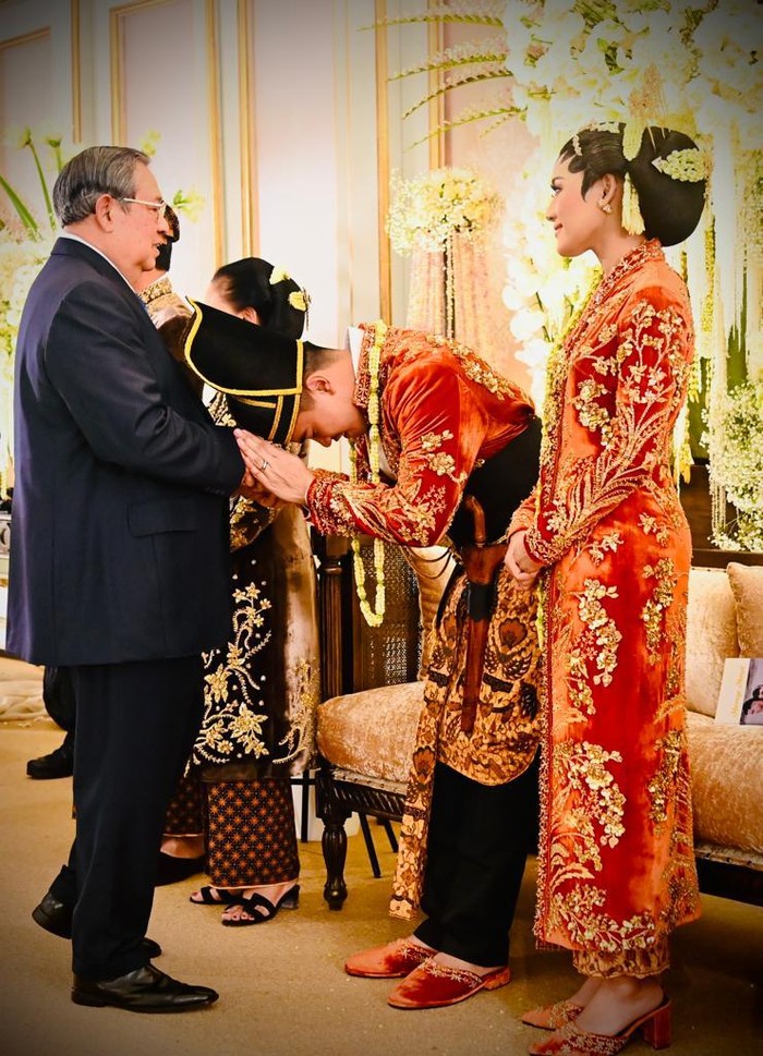 Pada saat resepsi, warna merah dipilih Kaesang dan Erina. Kebaya Erina kian elegan berhiaskan detail. Tampak keduanya bertemu dengan mantan Presiden SBY. Foto: dok. Laily Rachev