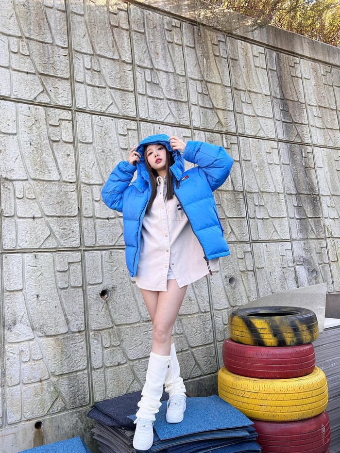 Tak hanya Momo, Nayeon TWICE juga curi perhatian ketika manggung dengan aksesoris leg warmers. Ia juga memastikan kaos penghangat tersebut senada dengan kostum panggungnya./ Foto: instagram.com/nayeonyny