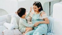 <p>Kala itu, ia meminta Arthur untuk memberikan sebuah <em>tote bag</em> pink kecil yang berisikan cup coffee dan test pack kepada Chef Arnold. Awalnya Chef Arnold hanya menerima tote bag itu dan mengambil cup coffee untuk bermain dengan Arthur tanpa mengetahui ada <em>test pack</em> juga di dalam tasnya. (Foto: Instagram @tiffanysoetanto)</p>