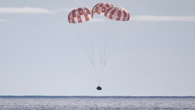 img-title Kapsul Orion NASA Mendarat di Bumi Usai 25 Hari Keliling Bulan