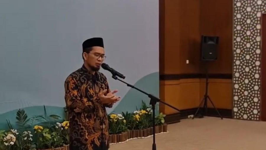 Ustaz Adi Hidayat Pimpin Doa untuk Kaesang dan Erina