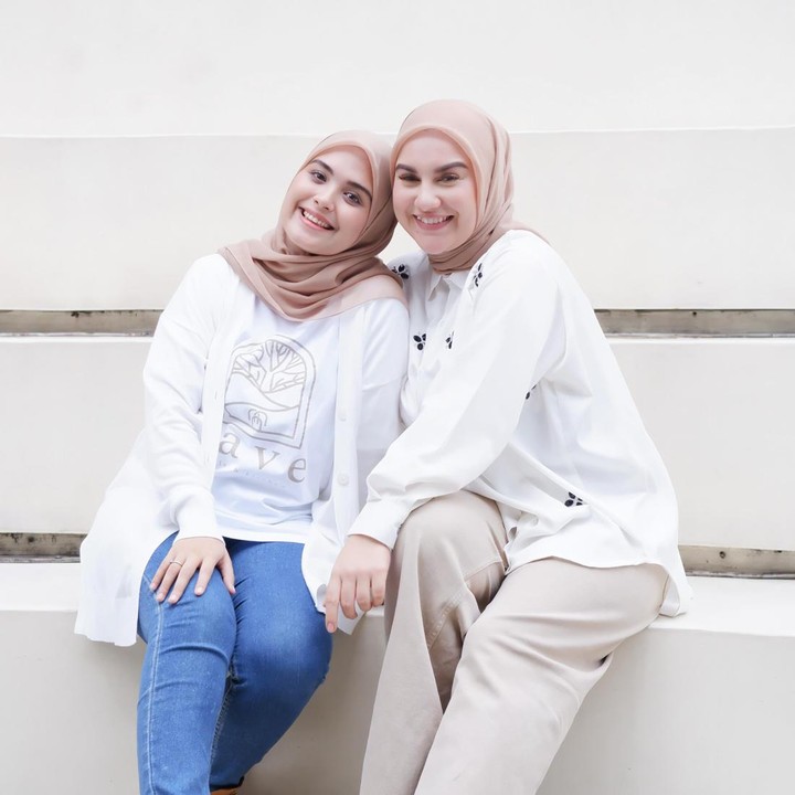 <p>Selama awal kehamilan ini pun, Vebby masih terlihat aktif menjalani beragam kegiatan, salah satunya dengan sang sahabat, Irish Bella. Foto: Instagram @vebbypalwinta</p>