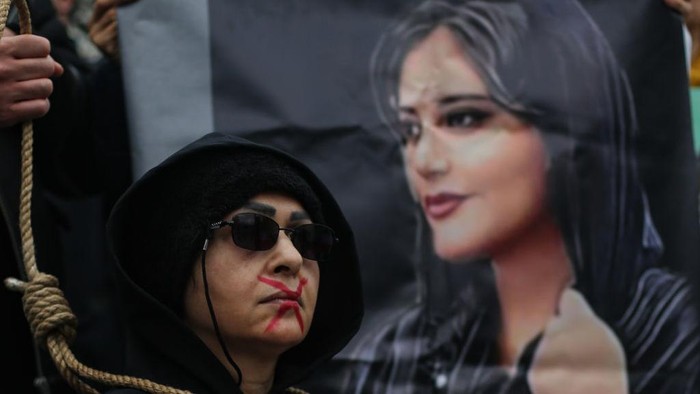 ISTANBUL, TURKEY- DECEMBER 10: Protestors take part in an anti Iran demonstration on December 10, 2022 in Istanbul, Turkey. After the suspicious death of Masha Amini, Anti Iran protests began to be held in many parts of the world. (Photo by Hakan Akgun/ dia images via Getty Images)