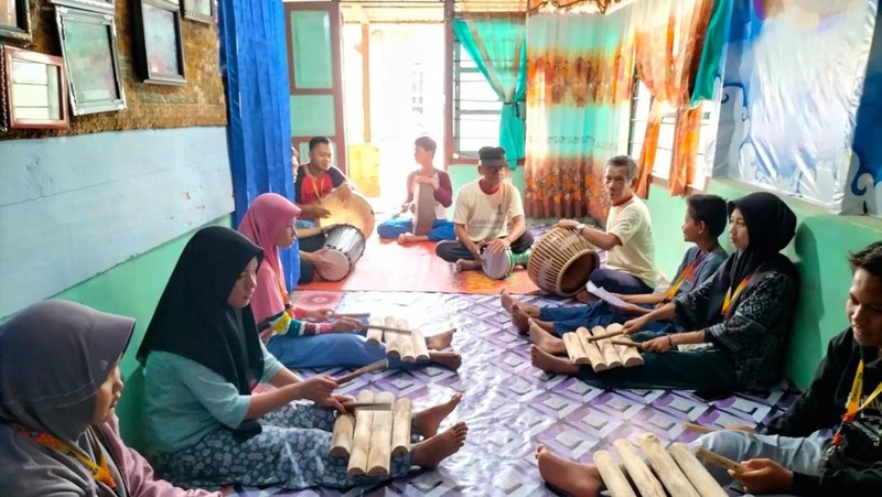 Dinandung... Nandunglah sayang... Kalaulah tuan naik perahu janganlah lupo lah dek membawa jalo..