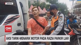 VIDEO: Aksi Tarik-Menarik Motor Pada Razia Parkir Liar
