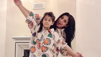 <p>Melalui media sosial Instagram, Siti KDI kerap membagikan potret keseharian keluarganya. Ini termasuk potret sang putri yang tumbuh semakin besar. (Foto: Instagram @siti_perk)<br /><br /><br /></p>