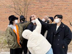 Jin BTS Berangkat Wamil dengan Keamanan Ketat, Diantar 6 Member Lain