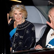 Gaya Anggun Permaisuri Camilla Parker saat Kenakan Jubah Milik Raja Charles di Acara Kerajaan