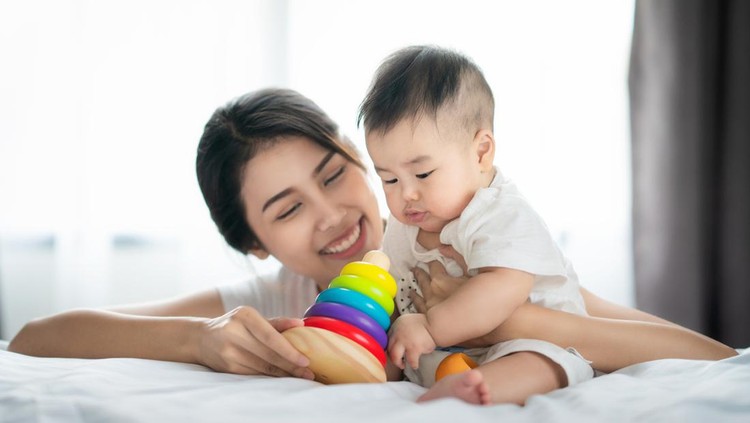Cek Perkembangan Motorik Halus Anak 1-6 Bulan, Begini Cara Melatihnya Bun