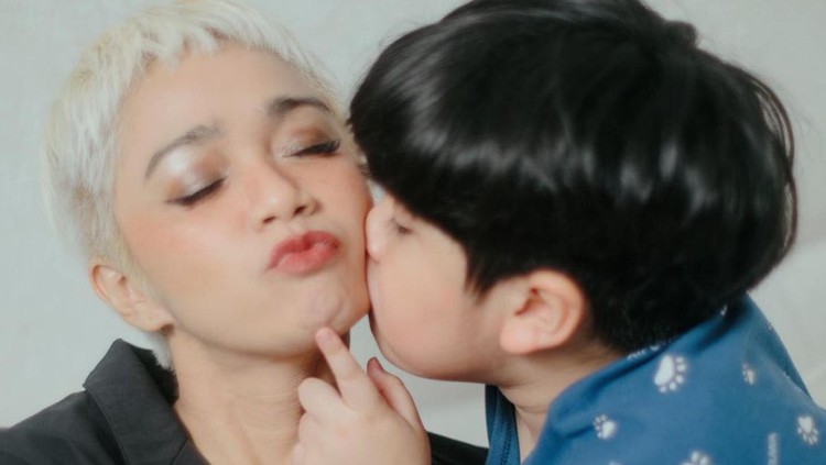 Cerita Intan Ayu Jadi Orang Tua Asyik