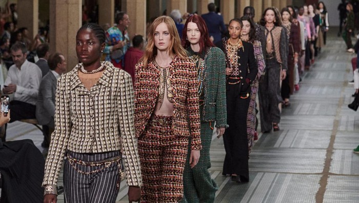 6 Hal Menarik dari Koleksi Chanel Metiers d'art 2023 di Senegal! Pertama Kali Fashion Show di Afrika 6 Hal Menarik dari Koleksi Chanel Metiers d'art 2023 di Senegal! Pertama Kali Fashion Show di Afrika
