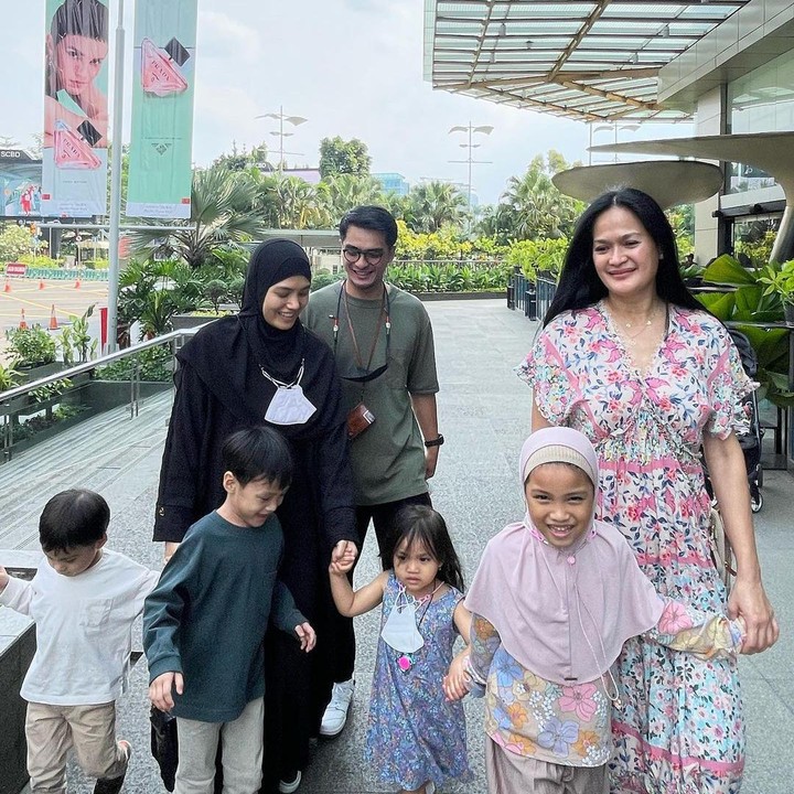 <p>Enggah hanya itu, Donna Harun yang tak tak lagi muda, yakni berusia 54 tahun, tampak awet muda nih, Bunda. Tak tanggung-tanggung, ada yang menyebutnya mirip artis Korea Kim Hye Soo. "Kim hye soo Indonesia, MasyaAllah," ujar @isny****. (Foto: Instagram @keluargamoyapoya dan @donnaharunofficial)<br /><br /><br /></p>