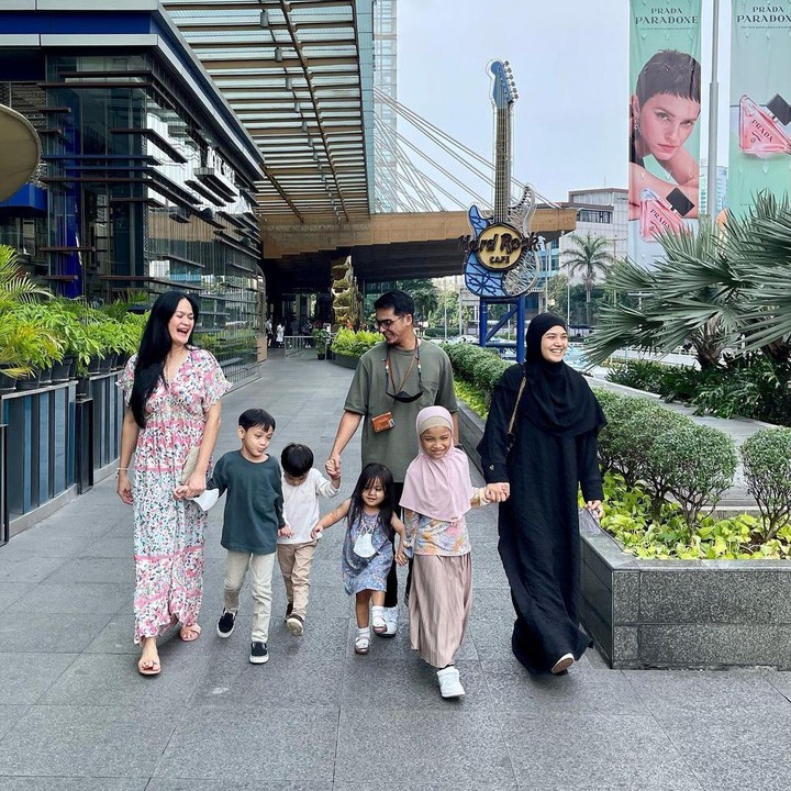 <p>Beberapa waktu yang lalu, potret Donna Harun bersama anak dan cucunya menarik perhatian netizen. Bahkan, wanita kelahiran Bnadung ini juga menuai banyak pujian. "MasyaAllah.. seperti saya banget.. anak udah mau 4. Usia masih 28. Kalo keluar sama anak³ pasti ajakin utinya...," ujar @iira****. (Foto: Instagram @keluargamoyapoya dan @donnaharunofficial)<br /><br /><br /></p>