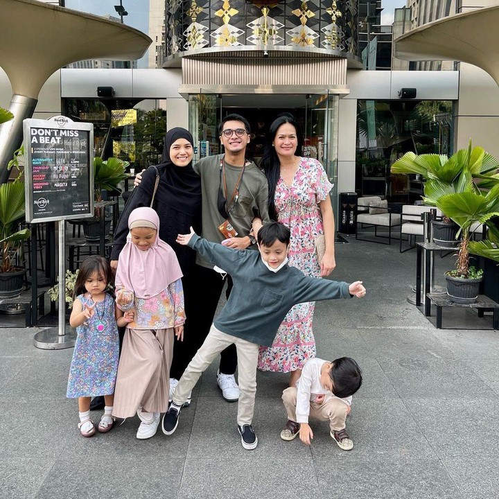 <p>Donna Frederika Rubyanti atau yang akrab disapa Donna Harun adalah salah satu figur publik ternama di Tanah Air. Ibunda Ricky Harun ini merupakan seorang model dan pemeran yang telah bermain di banyak judul film, Bunda. (Foto: Instagram @keluargamoyapoya dan @donnaharunofficial)<br /><br /><br /></p>