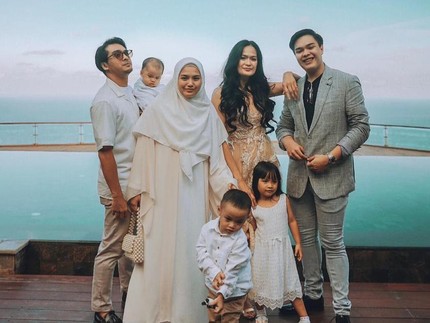 Potret Donna Harun Bersama Anak & Cucu, Dipuji Mirip Artis Korea Kim Hye Soo