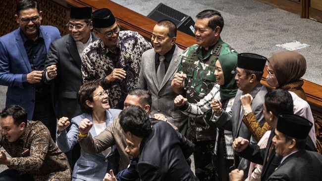 Rapat paripurna pengesahan KSAL Laksamana Yudo jadi calon panglima TNI dihadiri fisik anggota DPR sebanyak 21 orang, dan ada 219 yang absen.