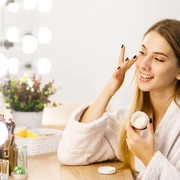 Lawan Tanda Penuaan, Dua Jenis Skincare Ini Bantu Bikin Kulit Awet Muda Sekaligus Glowing!