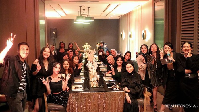 Seru dan Tambah Ilmu Soal Perparfuman! Intip yuk Momen Intimate Session B-Nation di Event The Holiday YSL Beauty Banquet 2022 Seru dan Tambah Ilmu Soal Perparfuman! Intip yuk Momen Intimate Session B-Nation di Event The Holiday YSL Beauty Banquet 2022