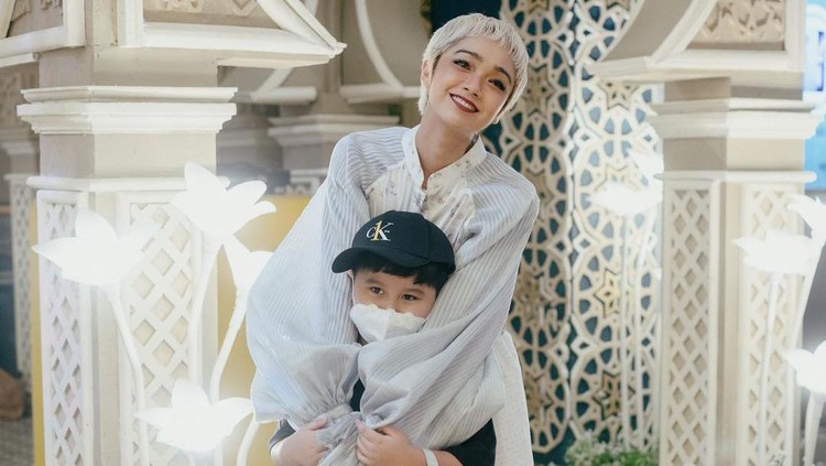 Intan Ayu Kenang Momen Menyusui Intan Ayu Kenang Momen Menyusui