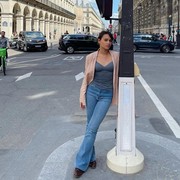 Intip Gaya Liburan Santai dengan Celana Panjang Ala Aurora Ribero