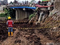 Bahu Jembatan Pamuruyan Ambles, Kendaraan Berat Diminta Tak Melintas