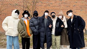 BTS Foto Bareng dan Kirim Doa Manis untuk Jin Jelang Wamil