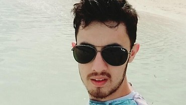 img-title Sosok Pesinetron Kevin Sanova 'Anak Langit' yang Kini Jadi Penjual Keliling