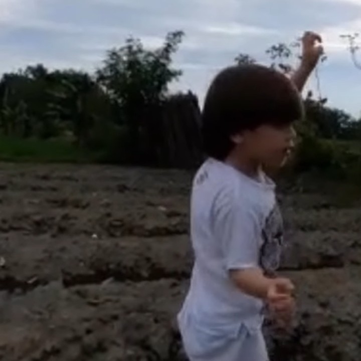 <p>Putra bungsunya, Koa, tampak menikmati pengalaman barunya.<em> "Selama nemenin mommy nya shooting di jogja klaten solo dia dibawa karna shooting nya lama..koa disini masuk Paud dikampung sini biar ada kegiatan nya.. main disawah, dikebun hahaha seru juga kan nakk.. ga ke mall terus," t</em>ulis Celine. (Foto: Instagram @celine_evangelista)</p>