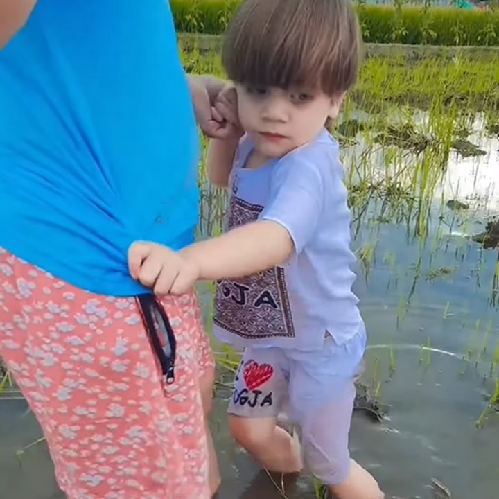 <p>Ketika mengunjungi pedesaan, Celine mengajak anak-anaknya turun ke sawah untuk bermain bersama penduduk desa. (Foto: Instagram @celine_evangelista)   </p>