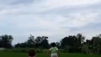 <p>Sementara itu sang kakak, Cio, juga menikmati momen bermain di sawah sebagai pengalaman baru. Lucio tak ragu mengotori badannya ketika menginjak tanah yang masih basah. (Foto: Instagram @celine_evangelista)</p>