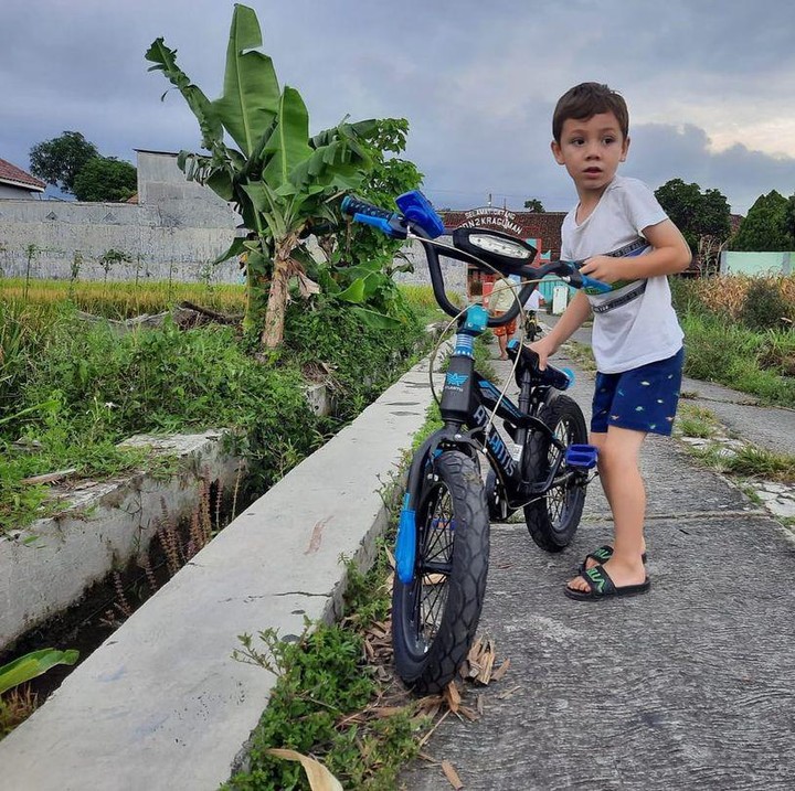 <p>Tak hanya menikmati pengalaman baru dengan bermain di sawah, Cio dan Koa juga bergaul bersama anak-anak di pedesaan. "<em>seneng banget walapun agak bingung sm bahasa nya dia haha tp keliatan enjoy kaann abang & koa. eh tp disawah minta tissue basah tuh gimana sih abang.."</em> kata Celine. (Foto: Instagram @celine_evangelista)</p>