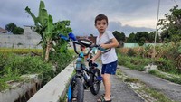 <p>Tak hanya menikmati pengalaman baru dengan bermain di sawah, Cio dan Koa juga bergaul bersama anak-anak di pedesaan. "<em>seneng banget walapun agak bingung sm bahasa nya dia haha tp keliatan enjoy kaann abang & koa. eh tp disawah minta tissue basah tuh gimana sih abang.."</em> kata Celine. (Foto: Instagram @celine_evangelista)</p>