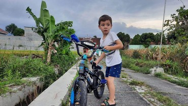 5 Potret Menggemaskan Anak-anak Celine Evangelista Main di Sawah