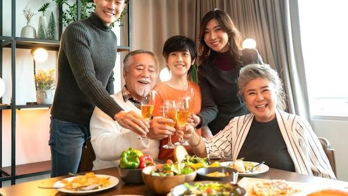 Warga China merayakan natal dengan makan malam bersana anggota keluarga