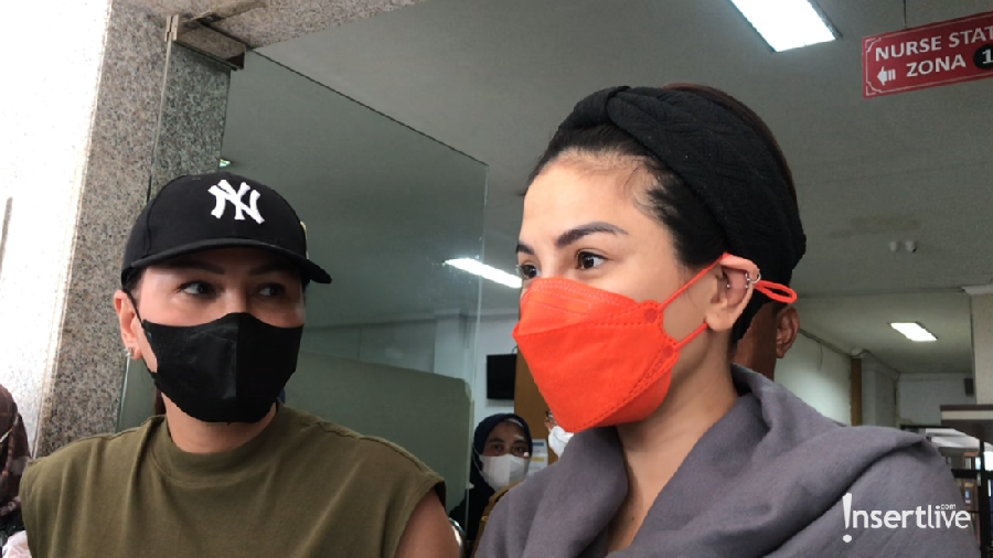 Nikita Mirzani dan Fitri Salhuteru